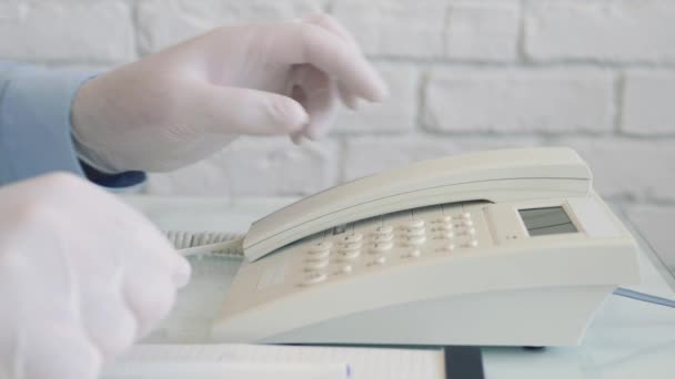 Homme portant des gants de protection dans les mains en utilisant la communication téléphonique, mode de vie socialement dérangeant — Video