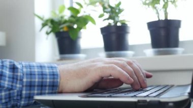 Uzak Ofis Belgelerinden Yavaş Hareket İşadamı Bilgisayarı ve İnternet Bağlantısını Kullanarak Çalışıyor