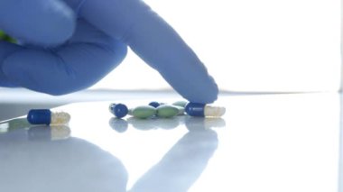 Doktor Eller Eldiven Koruması Takıyor Hastanede Tedavi İçin İlaç Seçiyor