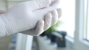 Covid-19, Sosyal Mesafe Yaşam Tarzı ile Kirlenmeye Karşı Eldivenlerini Sabitleyen Bir Adamın Yavaş Hareketi