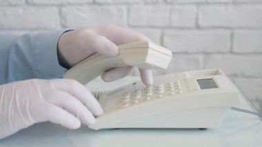 Ellerinde Koruyucu Eldiven Giyen Adamla Yavaş Hareket Telefon İletişim, Sosyal Mesafe Yaşam Tarzı