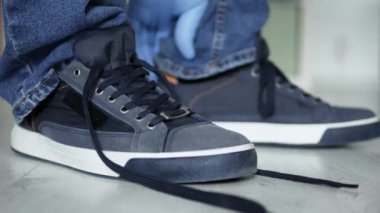 Erkek Yürüyüşe Hazırlanıyor Bağcıkları Spor Ayakkabılarına Bağlıyor Koruyucu Eldiven Kullanıyor