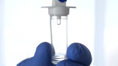 Görüntü Arkaplanda Doktor Bir Hastane Odasında Şırıngayı İntravenöz Tedavi Hazırlıyor