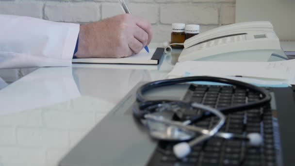 Slow Motion Doctor in cerca di alcuni farmaci e prescrivere un trattamento, medico scrivere una ricetta medica nella sala di consultazione ospedaliera — Video Stock