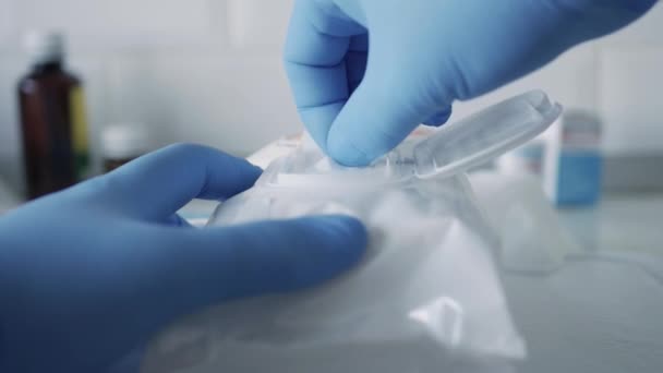 Mouvement lent avec les mains protégées avec des gants à l'aide de lingettes humides pour la désinfection et le nettoyage — Video