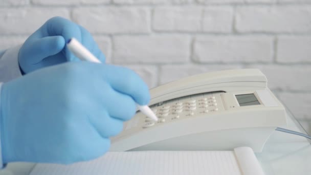 Mouvement lent avec l'homme portant des gants de protection dans les mains à l'aide de la communication téléphonique, mode de vie de distanciation sociale — Video