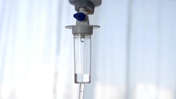 Perfusie met geneesmiddelen gebruikt voor intraveneuze behandeling tegen infectie met Covid-19 in een ziekenhuis — Stockvideo