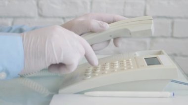 Elleri Koruma Eldiveni Giyen Adam Telefon İletişimi, Sosyal Uzaklık Yaşam Tarzı Kullanıyor