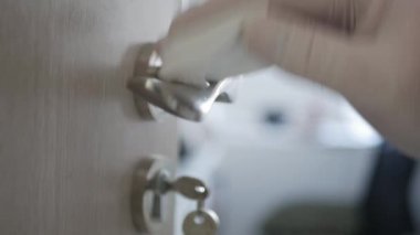 Koruyucu Eldiven Giyen Adam Evde Dezenfekte Edici Kapı Kolu Kapalı 19 Kirliliğine Karşı
