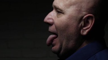 Yaşlıları kapatın, hastanede ilaç alın, hastaya virüs salgınına karşı ilaç verin.