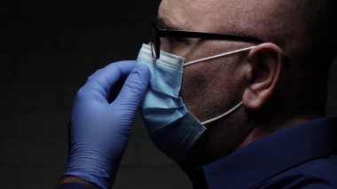 Koruyucu Yüz Maskesi ve Eldiven Giyen Doktor Görüntü, Virüs Salgınına Karşı Karantina Hastanesinde Koruyucu Teçhizatlı Tıbbi İnsan