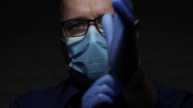 Koruyucu Yüz Maskesi ve Eldiven Giyen Doktorla Yavaş Hareket, Virüs Salgınına Karşı Karantina Hastanesinde Koruyucu Teçhizatlı Tıbbi İnsan