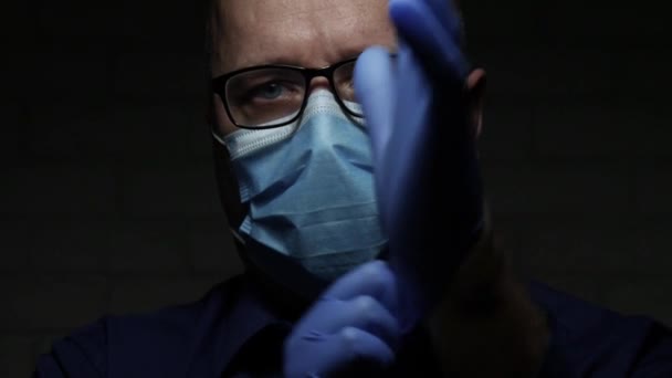 Slow Motion with Doctor Nearing Protective Face Mask and Gloves, osoba medyczna ze sprzętem ochronnym w szpitalu kwarantanny przeciwko epidemii wirusów — Wideo stockowe