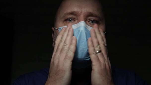 Pomalý pohyb s maskou lékaře s ochranným obličejem, zdravotnická osoba s ochranným vybavením v karanténní nemocnici proti pandemii COVID-19 — Stock video