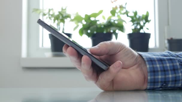 Ältere Person isoliert in Quarantäne zu Hause SMS schreiben mit Handy-Technologie, Social Distancing Lifestyle in Coronavirus-Pandemie — Stockvideo