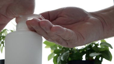 Adam Ellerini Antibakteriyel Çözümle Temizliyor ve Dezenfekte Ediyor, Koronavirüse Karşı Kullanılan Dezenfektan Jel