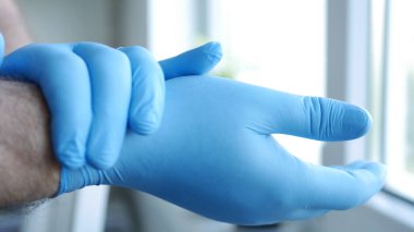 Sosyal Mesafe Yaşam Tarzı, Eldivenleri Ellerine Koruyucu Eldiven Takan Adam Onları Dikkatlice Düzelten Doktor Koruyucu Eldiven Kullanıyor