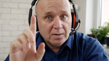 Ev ve Konuşmada Çalışan Adam Bilgisayar Kamerası ve Kulaklık kullanarak, Covid-19 Salgınında Sosyal Mesafe, Evden Uzaktan Çalışan