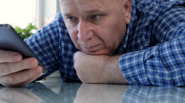 Üzücü Yaşlılar Karantina 'da Evde Sıkılmış ve Hayal kırıklığına uğramış Bir Cep Telefonu' nda