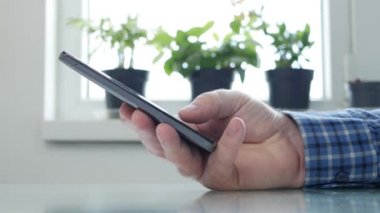 Coronavirus Salgınında Yaşlılar Cep Telefonu Teknolojisi, Sosyal Uzaklık Yaşam Tarzı Kullanılarak Ev Mesajlaşması 'nda Karantinada Tecrit Edildi