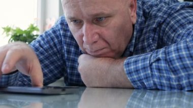 Üzücü Yaşlılar Karantina 'da Evde Sıkılmış ve Hayal kırıklığına uğramış Bir Cep Telefonu' nda