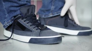 Erkek Yürüyüşe Hazırlanıyor Bağcıkları Spor Ayakkabılarına Bağlıyor Koruyucu Eldiven Kullanıyor