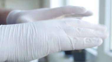 Adam, Covid-19 ile Kirlenmeye Karşı Eldivenlerini Korumak İçin Sosyal Mesafe Yaşam Tarzı Yapıyor