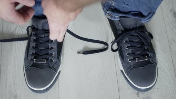 Hombre Preparándose Para Paseo Atando Los Cordones Sus Zapatos Deportivos — Vídeos de Stock
