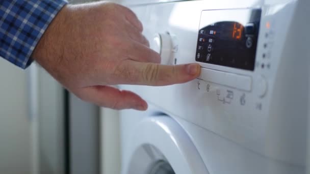 Uomo Che Utilizza Set Macchine Lavanderia Pulsante Programmazione Livello Temperatura — Video Stock