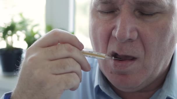 Hombre Con Síntomas Coronavirus Tomando Temperatura Corporal Hospital Usando Termómetro — Vídeos de Stock