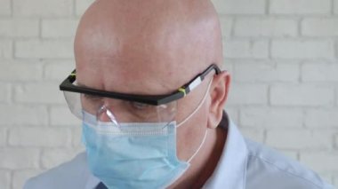 Koruyucu Tıbbi Yüz Maskesi ve Güvenlik Miğferi Giyen Bir Mühendis Portresi
