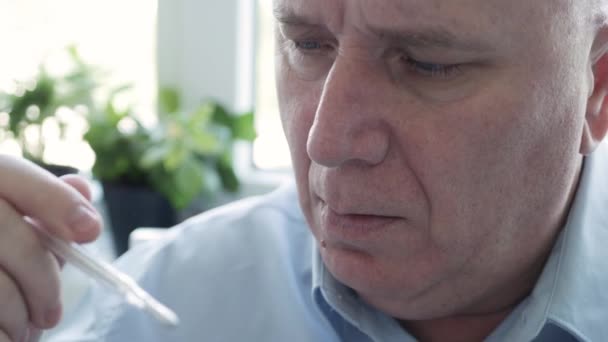 Mann mit Coronavirus-Symptomen unter Abnahme seiner Körpertemperatur in einem Krankenhaus mit einem Thermometer mit Quecksilberskala — Stockvideo