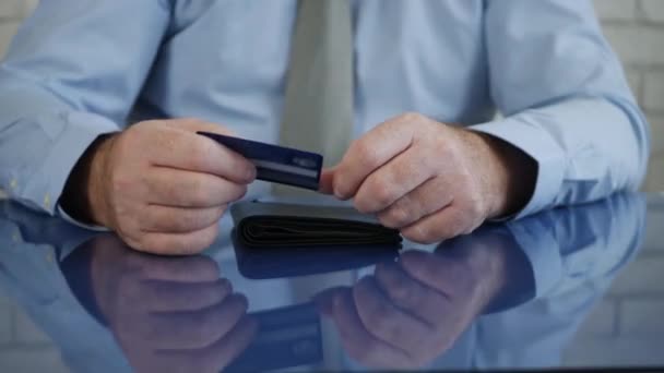 Üzletember Elvesz a pénztárcából egy hitelkártyát a fizetéshez — Stock videók