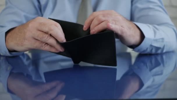 Enttäuschter Geschäftsmann auf der Suche nach Geld in seiner leeren Brieftasche. — Stockvideo