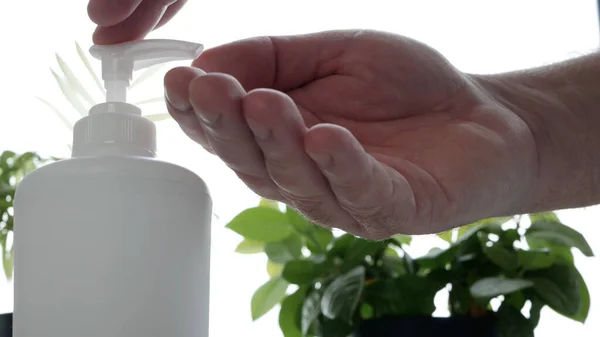 사람이 코로나 바이러스 의침투에 대항하여 사용하는 소독제 젤 을 사용하여 손을 닦고 소독 함 — 스톡 사진