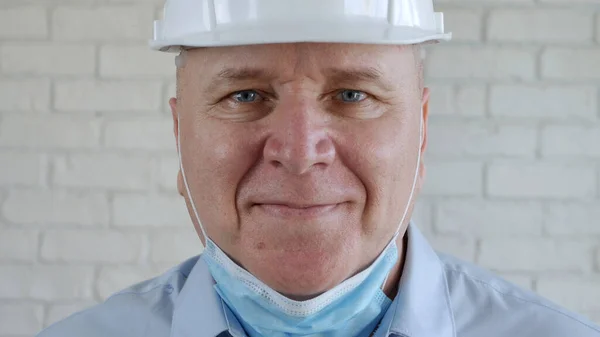 Уверенное изображение с инженером, носящим маску защиты от вирусов. — стоковое фото