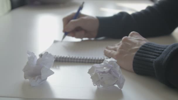 Homem escrevendo ideias sobre papel e papel de amassar — Vídeo de Stock