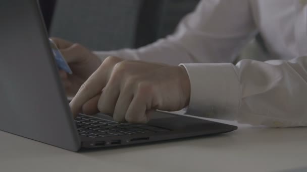 Uomo shopping online sul computer portatile e paga con la sua carta di credito — Video Stock