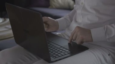 Adam online üstünde laptop alışveriş ve onun kredi kartı ile ödeme