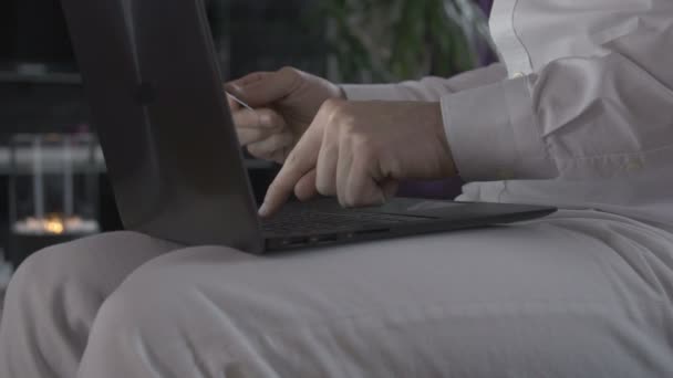 Man online winkelen op laptop en betaalt met zijn credit card — Stockvideo