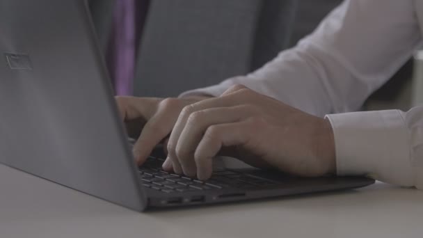 Homem digitando em um laptop — Vídeo de Stock