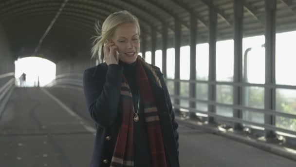 Žena používající chytrý telefon — Stock video