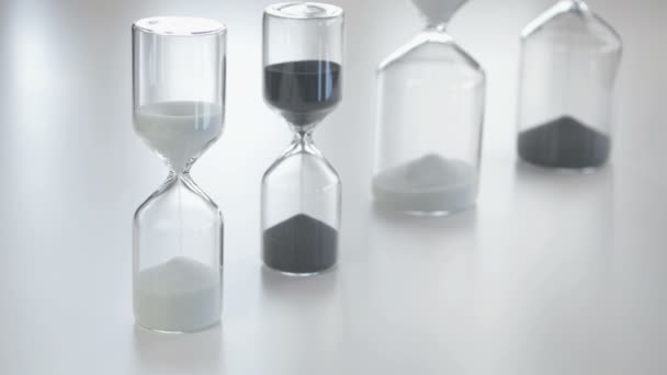 Sanden rinner genom ett timglas — Stockvideo