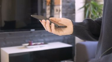 Adam bir Smartphone-e doğru usb-c contakt bağlanır