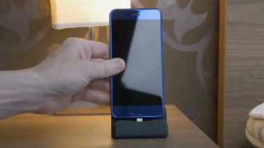 Bir akıllı telefon fiyat istemek dokta koyarak adam