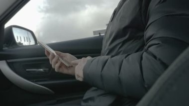 Adam akıllı bir telefon parmak izi okuyucusu ile bir araba oturum açma