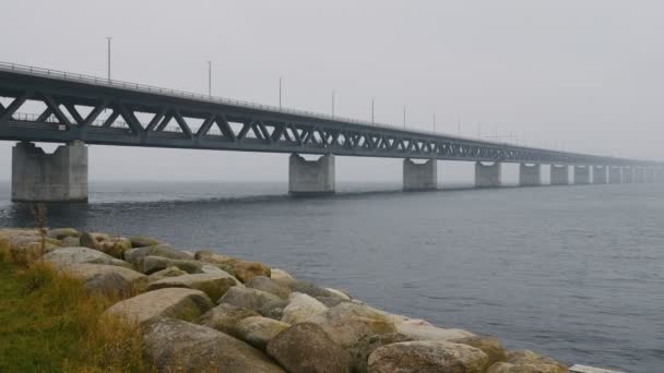 Oresundsbron, мост между Швецией и Данией туманный день — стоковое видео