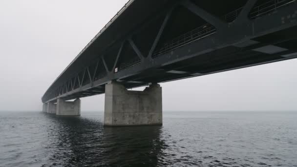 Oresundsbron, most mezi Švédskem a Dánskem mlhavé denně — Stock video