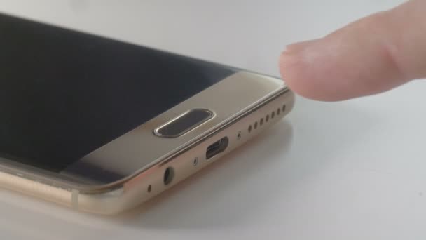 Login op een slimme telefoon met fingerprint reader — Stockvideo