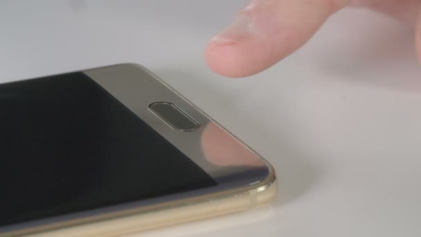 Anmeldung auf einem Smartphone mit Fingerabdruckleser — Stockvideo